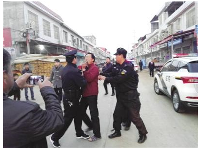 老赖睡梦中被抓 